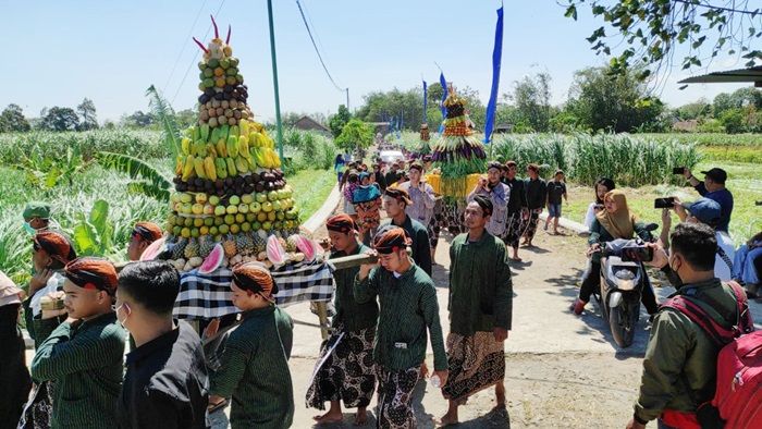 Warga Desa Sukorejo Kediri Gelar Kirab Tumpeng ke Situs Calonarang