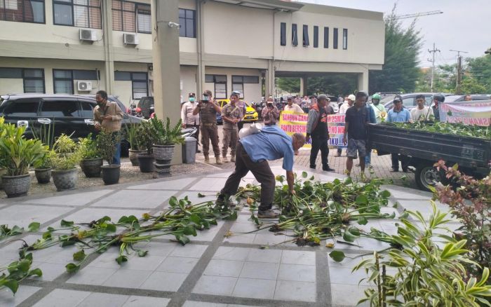 Perwakilan Warga dari 4 Desa Demo Kantor Dinas SDACKTR Pasuruan, Tuntut Pembersihan Eceng Gondok Perwakilan Warga dari 4 Desa Demo Kantor Dinas SDACKTR Pasuruan, Tuntut Pembersihan Eceng Gondok