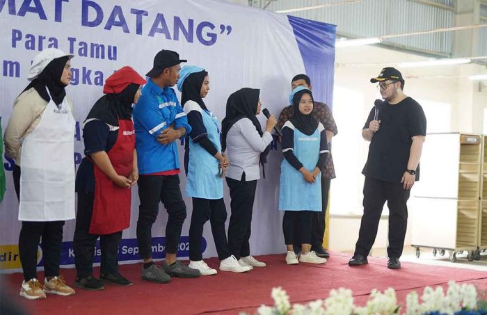Salurkan BLT DBHCHT, Bupati Kediri Disambut Antusiasme Ribuan Buruh Pabrik SKT Pare Salurkan BLT DBHCHT, Bupati Kediri Disambut Antusiasme Ribuan Buruh Pabrik SKT Pare