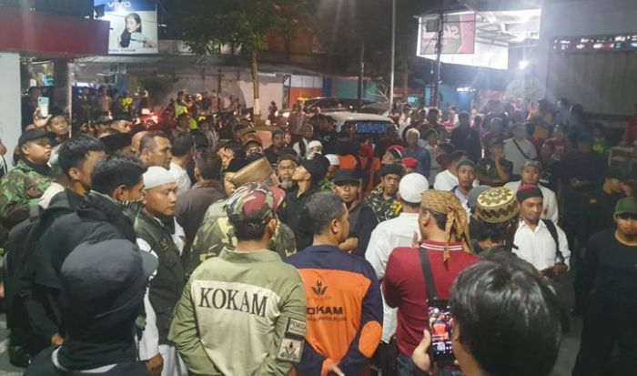 Massa Ormas Gabungan Geruduk Karaoke Maxi Brillian, Tolak Beroperasi Kembali Massa Ormas Gabungan Geruduk Karaoke Maxi Brillian, Tolak Beroperasi Kembali