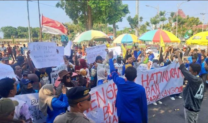Mahasiswa dan PKL Gelar Demo , Tuntut Bupati Tuban Cabut Larangan Berjualan di Kawasan Alun-Alun
