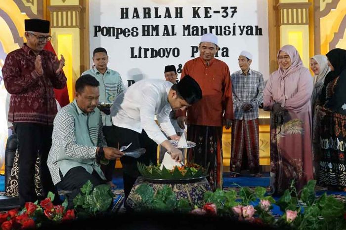 Gus Qowim Dampingi Wagub Jatim Resmikan Aula di PP HM Al Mahrusiyah III Ngampel Gus Qowim Dampingi Wagub Jatim Resmikan Aula di PP HM Al Mahrusiyah III Ngampel