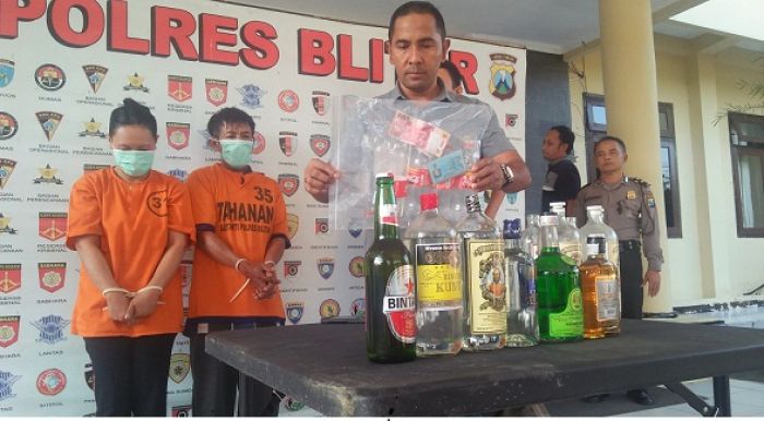 Renggut Korban Jiwa, Polisi Tangkap Dua Pengedar Miras Oplosan di Blitar Renggut Korban Jiwa, Polisi Tangkap Dua Pengedar Miras Oplosan di Blitar