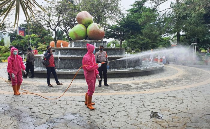 Sterilisasi Alun-Alun KWB, Tim Gabungan Semprotkan 1.500 Liter Disinfektan