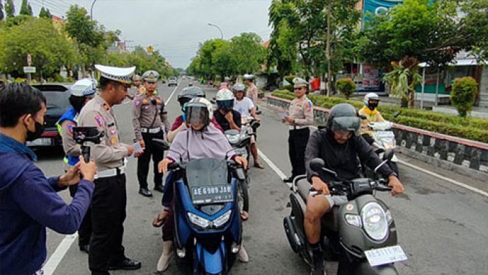 Awali Operasi Keselamatan Semeru 2023, Satlantas Polres Ngawi Bagi Brosur Tertib Berlalu Lintas Awali Operasi Keselamatan Semeru 2023, Satlantas Polres Ngawi Bagi Brosur Tertib Berlalu Lintas