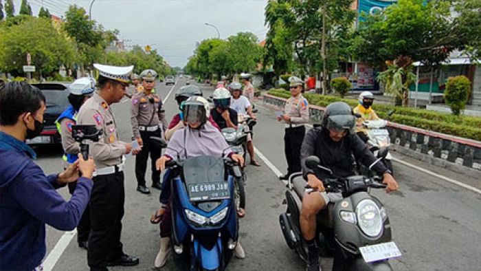 Awali Operasi Keselamatan Semeru 2023, Satlantas Polres Ngawi Bagi Brosur Tertib Berlalu Lintas