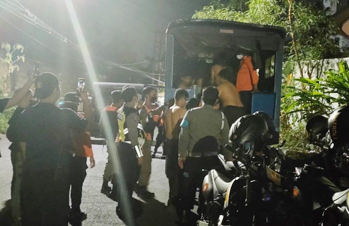 Saling Ejek di Medsos Berujung Tawuran 2 SMAN di Surabaya: 2 Siswa Luka-Luka, 1 Gegara Dihantam Helm Saling Ejek di Medsos Berujung Tawuran 2 SMAN di Surabaya: 2 Siswa Luka-Luka, 1 Gegara Dihantam Helm