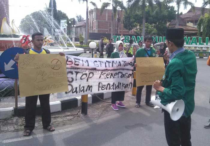Kenang Guru Budi, Mahasiswa Tuban Gelar Aksi Damai Kenang Guru Budi, Mahasiswa Tuban Gelar Aksi Damai