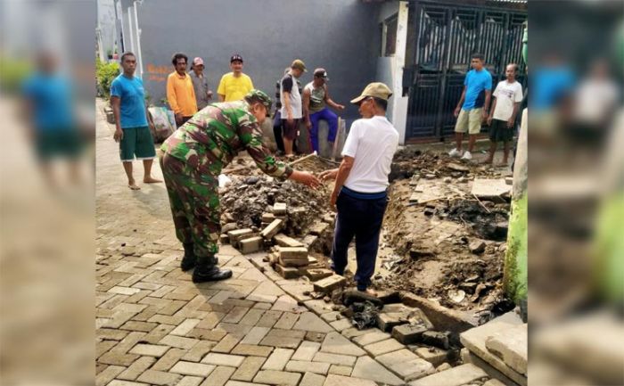 Perbaiki Drainase, Babinsa Semampir Pastikan Anti Banjir