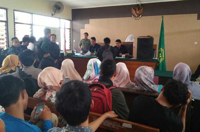 Ruang Sidang PN Tuban Alih Fungsi Jadi Tempat Pelayanan Calon Perangkat Desa Ruang Sidang PN Tuban Alih Fungsi Jadi Tempat Pelayanan Calon Perangkat Desa