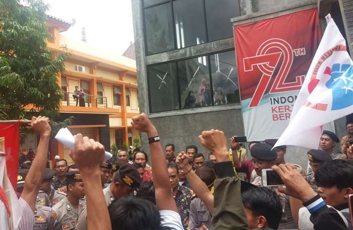 Kantor Dinas Pendidikan Pamekasan Diluruk Gabungan Aktivis Kantor Dinas Pendidikan Pamekasan Diluruk Gabungan Aktivis