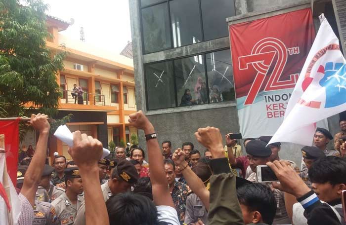 ​Kantor Dinas Pendidikan Pamekasan Diluruk Gabungan Aktivis