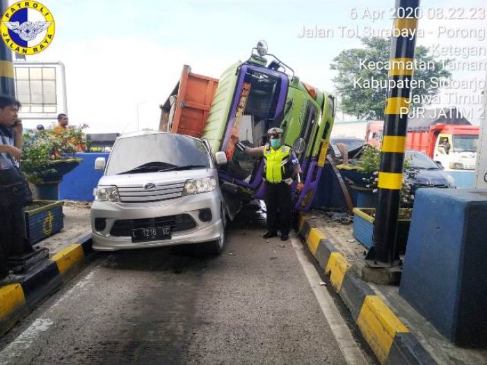 Kecelakaan di Waru, Dump Truk Terguling Timpa Mobil Minibus Daihatsu 