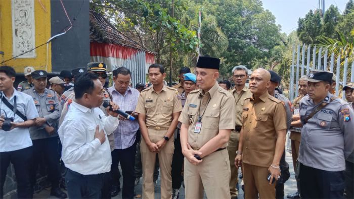 1 Jam Ngantor, Pj Bupati Bangkalan Disambut Demo 1 Jam Ngantor, Pj Bupati Bangkalan Disambut Demo