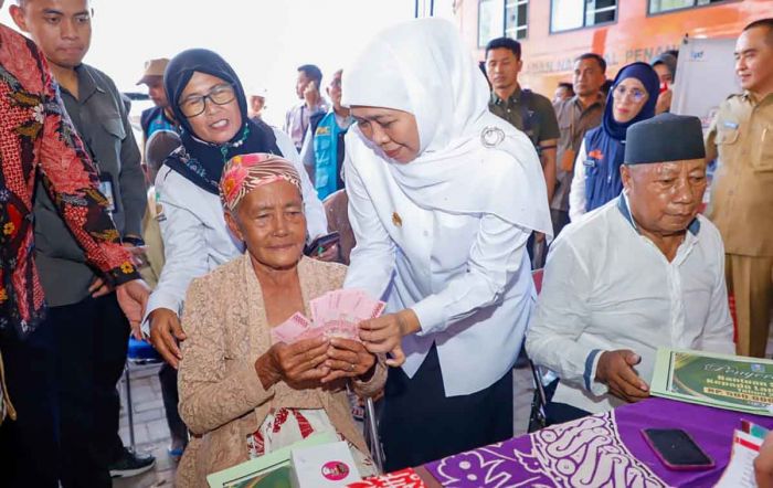 Gubernur Khofifah Salurkan Bansos PKH Plus di Bangkalan Gubernur Khofifah Salurkan Bansos PKH Plus di Bangkalan