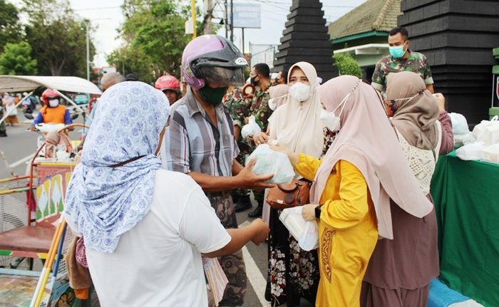 Cari Berkah Ramadan, Persatuan Istri Kodim 0819/Pasuruan Berbagi Takjil Gratis Cari Berkah Ramadan, Persatuan Istri Kodim 0819/Pasuruan Berbagi Takjil Gratis
