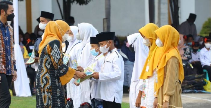 1.000 Anak Yatim Piatu di Tuban Terima Santunan dari Gubernur Khofifah dan Bupati Lindra 1.000 Anak Yatim Piatu di Tuban Terima Santunan dari Gubernur Khofifah dan Bupati Lindra