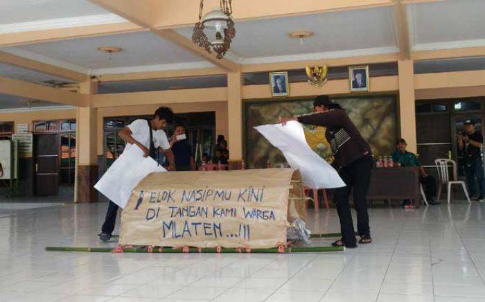 Bawa Keranda Mayat, Warga Sidokepung Demo Kades, Tuntut Kejelasan Tanah Gogol Bawa Keranda Mayat, Warga Sidokepung Demo Kades, Tuntut Kejelasan Tanah Gogol