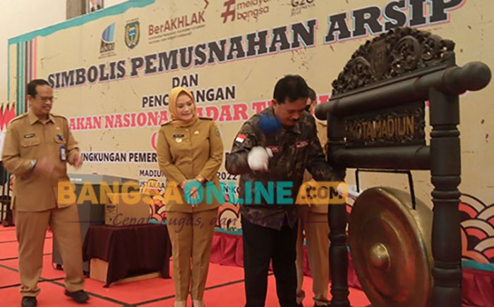 Maidi Canangkan GNSTA Kota Madiun Sekaligus Musnahkan Arsip Secara Simbolis Maidi Canangkan GNSTA Kota Madiun Sekaligus Musnahkan Arsip Secara Simbolis