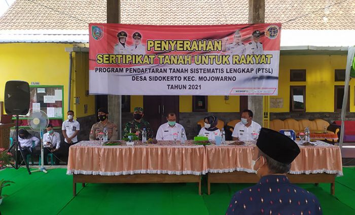 Secara Simbolis, Bupati Jombang Serahkan 600 Sertifikat Program PTSL di Desa Sidokerto