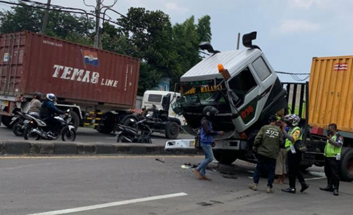 Serempet Truk Boks, Bagian Depan Truk Trailer di Sidoarjo Rusak Parah Serempet Truk Boks, Bagian Depan Truk Trailer di Sidoarjo Rusak Parah