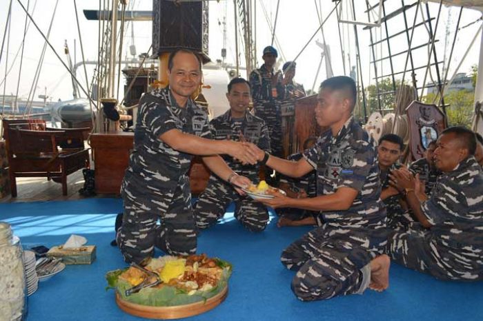 Jelang Pelayaran Memperingati HUT RI ke-72, KRI Dewaruci Adakan Doa Bersama