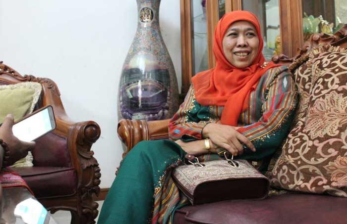 Pesona Mensos Khofifah di Hari Lebaran dengan Baju Songket Sutra Lamongan