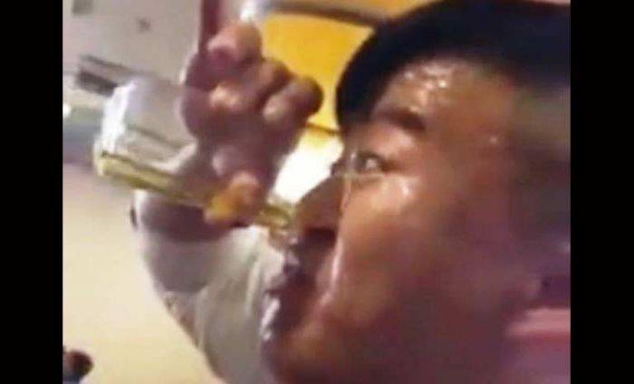 Pria Ini Sruput Bir dengan Hidung Pria Ini Sruput Bir dengan Hidung