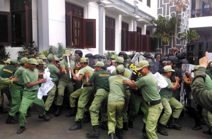 Peringatan Ultah, Satpol PP, Damkar dan Satlinmas Kota Malang Gelar Simulasi Kebakaran dan Kerusuhan