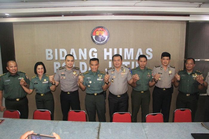 Tingkatkan Sinergitas TNI-Polri, Kapendam V/Brawijaya Kunjungi Kabidhumas Polda Jatim Tingkatkan Sinergitas TNI-Polri, Kapendam V/Brawijaya Kunjungi Kabidhumas Polda Jatim