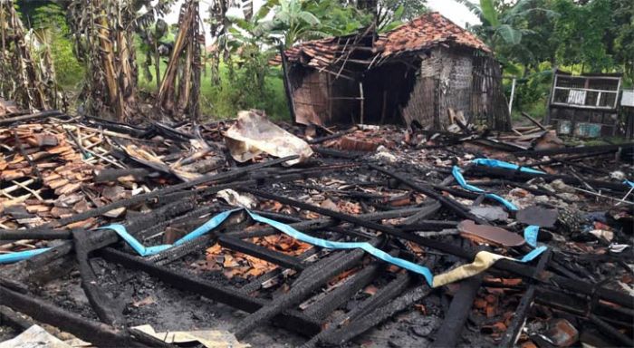Tersambar Petir, Sebuah Rumah di Pamekasan Ludes Terbakar Tersambar Petir, Sebuah Rumah di Pamekasan Ludes Terbakar