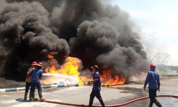 Kebakaran Tumpukan Palet di Gudang Bulog Sidoarjo Kebakaran Tumpukan Palet di Gudang Bulog Sidoarjo