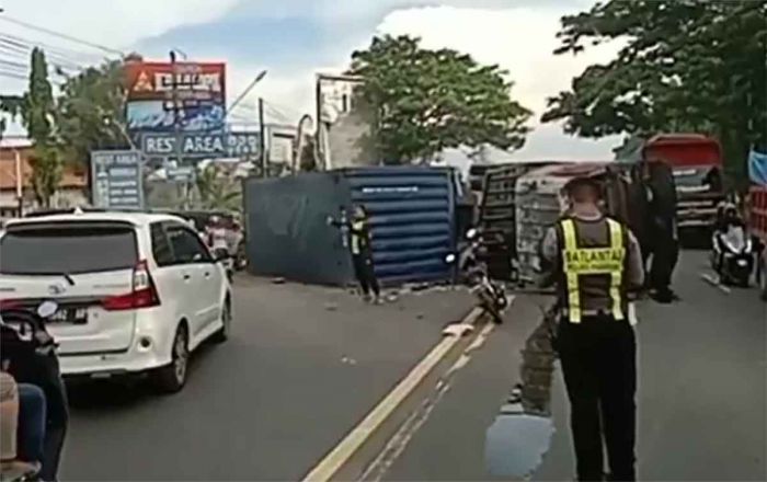 Balapan, 2 Truk Kontainer di Jalur Pantura Pasuruan Terlibat Kecelakaan