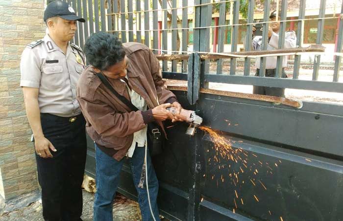 Dijanjikan Diangkat jadi PTT, Segel SMAN 1 Waru Pamekasan Akhirnya Dibuka oleh Ahli Waris Dijanjikan Diangkat jadi PTT, Segel SMAN 1 Waru Pamekasan Akhirnya Dibuka oleh Ahli Waris