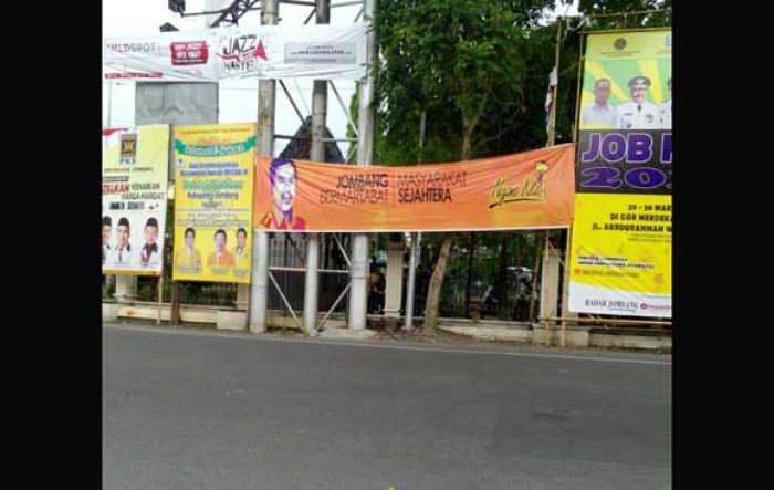 Spanduk Bupati Jombang Diduga Tak Berizin Bertebaran di Fasum, Satpol PP: Itu Pelanggaran Spanduk Bupati Jombang Diduga Tak Berizin Bertebaran di Fasum, Satpol PP: Itu Pelanggaran