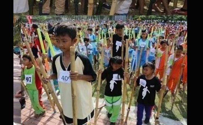 Lestarikan Permainan Tradisional, 20 Ribu Pelajar se-Banyuwangi Main Egrang Bersama Bupati Anas Lestarikan Permainan Tradisional, 20 Ribu Pelajar se-Banyuwangi Main Egrang Bersama Bupati Anas