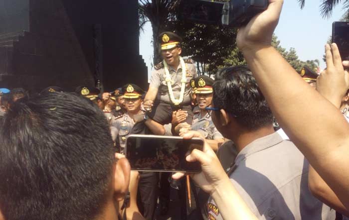 Tinggalkan Mapolda Jatim, Irjen Pol Machfud Arifin Diarak Menggunakan Kereta Kencana Tinggalkan Mapolda Jatim, Irjen Pol Machfud Arifin Diarak Menggunakan Kereta Kencana