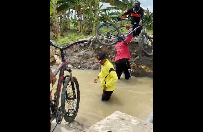 Diterjang Arus Kali Lamong, Jembatan Penghubung Desa Munggugebang - Sirnoboyo Benjeng Putus Diterjang Arus Kali Lamong, Jembatan Penghubung Desa Munggugebang - Sirnoboyo Benjeng Putus
