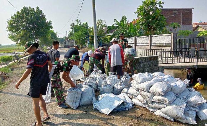 Kurangi Risiko Banjir, Satgas TMMD Bersama Masyarakat Lakukan Normalisasi Sungai di Balongbendo Kurangi Risiko Banjir, Satgas TMMD Bersama Masyarakat Lakukan Normalisasi Sungai di Balongbendo
