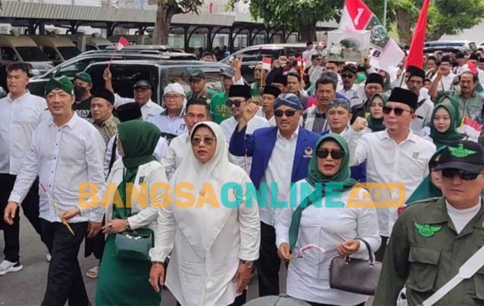 Deny Widyanarko-Mudawamah Daftar ke KPU Kabupaten di Hari Kedua Deny Widyanarko-Mudawamah Daftar ke KPU Kabupaten di Hari Kedua
