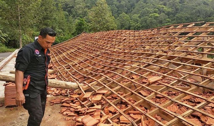 Diterjang Angin, Bangunan di Rest Area Wisata Dholo Roboh Diterjang Angin, Bangunan di Rest Area Wisata Dholo Roboh