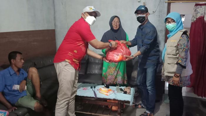 Blusukan, Camat Gresik Salurkan 200 Paket Sembako untuk Warga Kurang Mampu di Wilayahnya Blusukan, Camat Gresik Salurkan 200 Paket Sembako untuk Warga Kurang Mampu di Wilayahnya