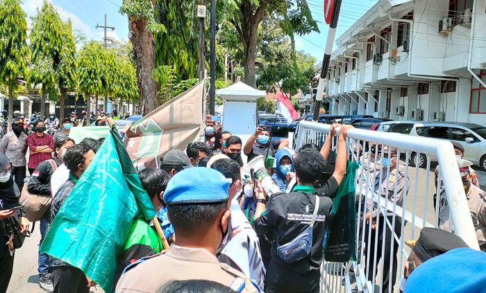 Demo HMI Kediri Peringati 2 Tahun Pemerintahan Jokowi-Ma Demo HMI Kediri Peringati 2 Tahun Pemerintahan Jokowi-Ma
