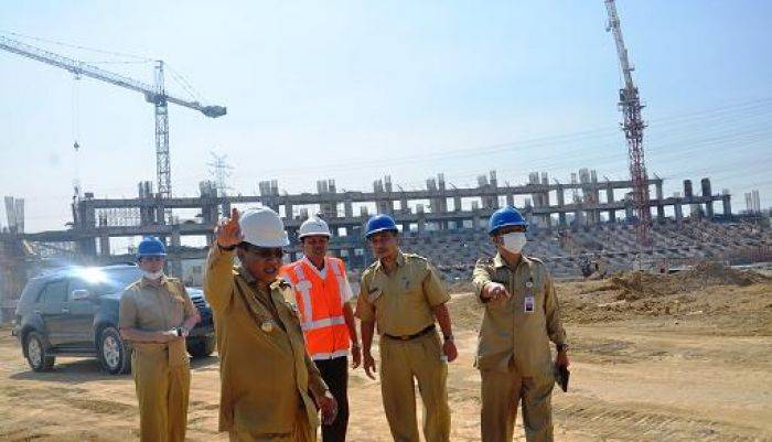 Pembangunan Stadion Gresik, Bupati Nilai Lamban