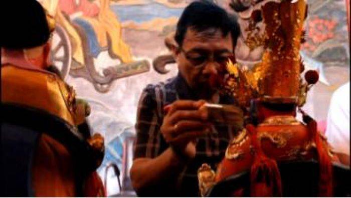 Jelang Imlek, Umat Tri Dharma di Sukomoro Nganjuk Lakukan Ritual Memandikan Dewa