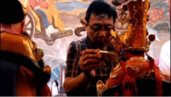 Jelang Imlek, Umat Tri Dharma di Sukomoro Nganjuk Lakukan Ritual Memandikan Dewa Jelang Imlek, Umat Tri Dharma di Sukomoro Nganjuk Lakukan Ritual Memandikan Dewa