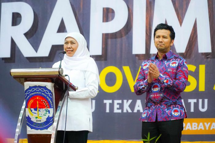 Khofifah-Emil Dinobatkan Ibuk Bapak Perangkat Desa se-Jatim Khofifah-Emil Dinobatkan Ibuk Bapak Perangkat Desa se-Jatim