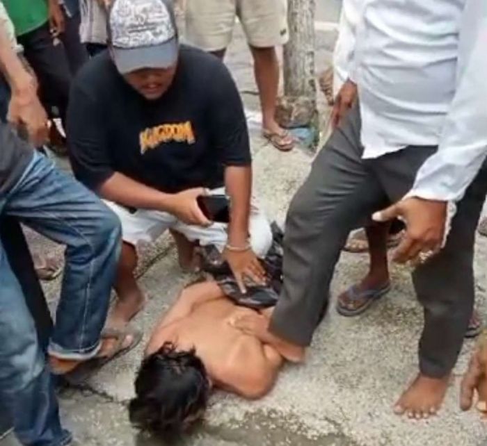 Kepergok Curi HP, Pria di Pasar Srimangunan Sampang Dihajar Massa hingga Pingsan Kepergok Curi HP, Pria di Pasar Srimangunan Sampang Dihajar Massa hingga Pingsan