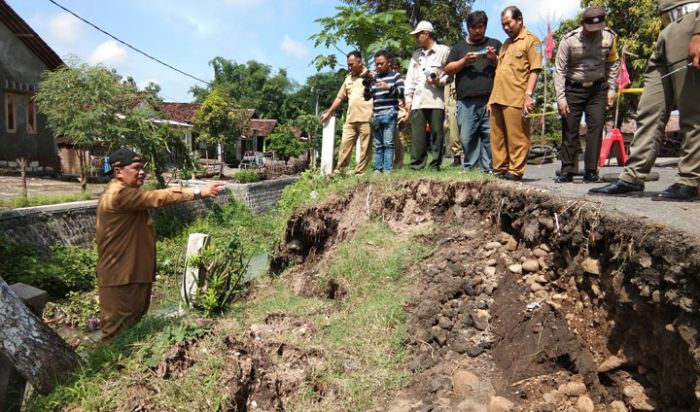 Longsornya Irigasi Ngangkatan Gerus Separuh Badan Jalan Longsornya Irigasi Ngangkatan Gerus Separuh Badan Jalan