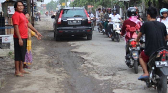 Ibu-ibu Desa Sugihwaras Sidoarjo Protes Bekas Galian PDAM